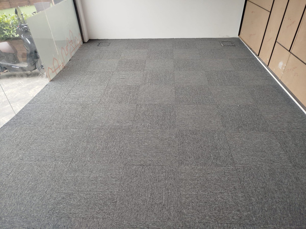 Cam bölmeli ofis alanında karo halı kaplama