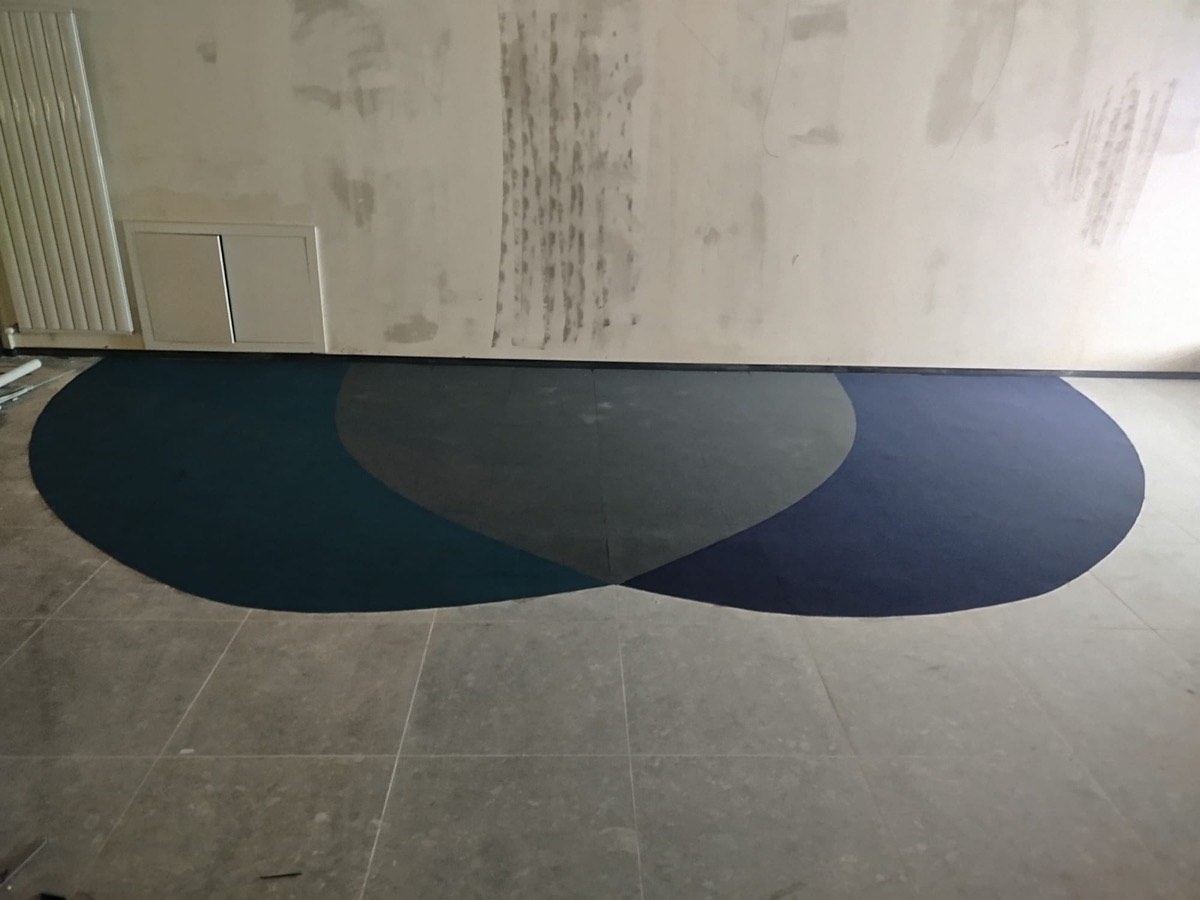 Mavi ve lacivert tonlarda iç içe geçen daire desenli halı
